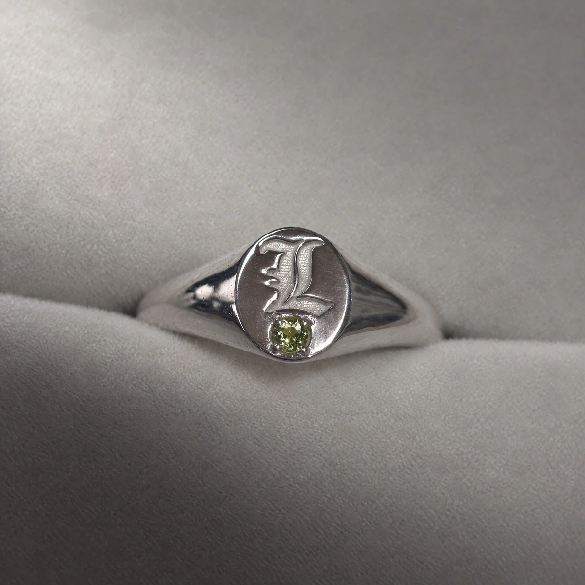 Anel L + PERIDOT, foto real